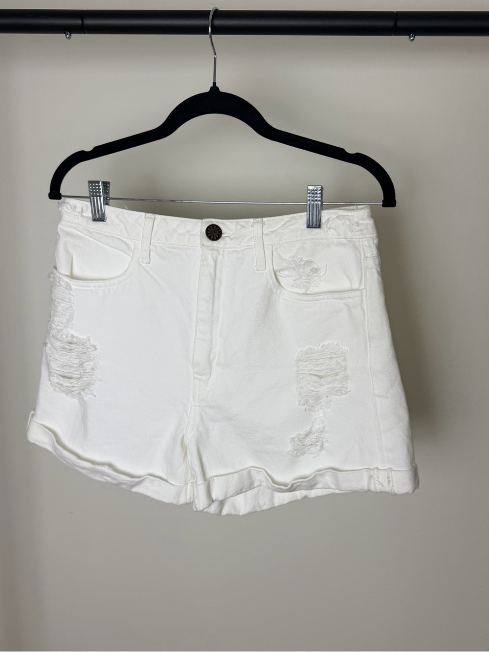 Show me your Mumu White Distressed Women’s Denim Shorts